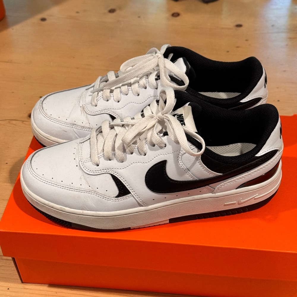 Nike Gamma Force Sneakers Size 9.5 Women Black White EUC